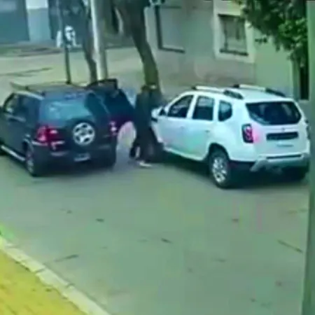 Raid delictivo en Tres de Febrero: robaron la camioneta de una mujer que estaba con el hijo