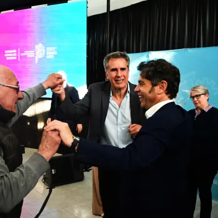 Juanci Martínez recibió a Kicillof y entregaron 74 escrituras a familias de Rivadavia