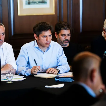 Con la agenda bonaerense a un lado, Kicillof se reúne con dirigentes santafesinos antes de irse a Jujuy