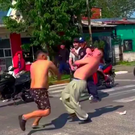 Se trompearon en la esquina y todo el barrio salió a ver "el espectáculo" en Berazategui