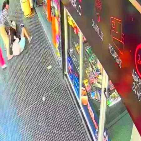 Regresaba de la escuela y dos chicas la golpearon en el centro de Merlo